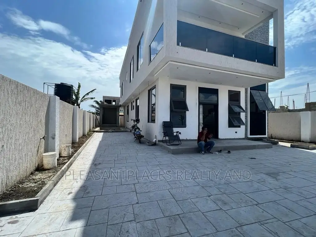 4bdrm Duplex in Pleasantplaces, Spintex for sale in Spintex