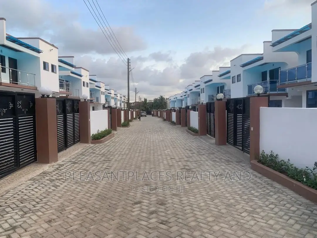 3bdrm Duplex in Pleasantplaces, Ashomang Estate for rent in Ashomang Estate