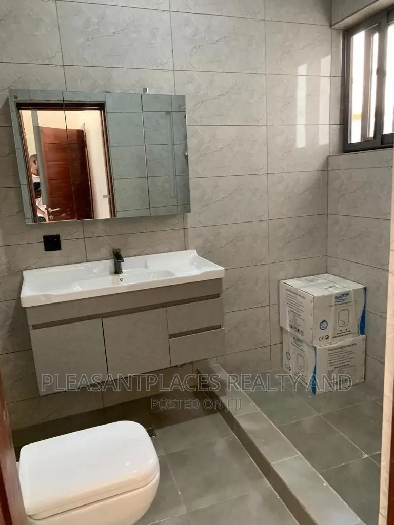 4bdrm Duplex in Pleasantplaces, East Legon for sale in East Legon