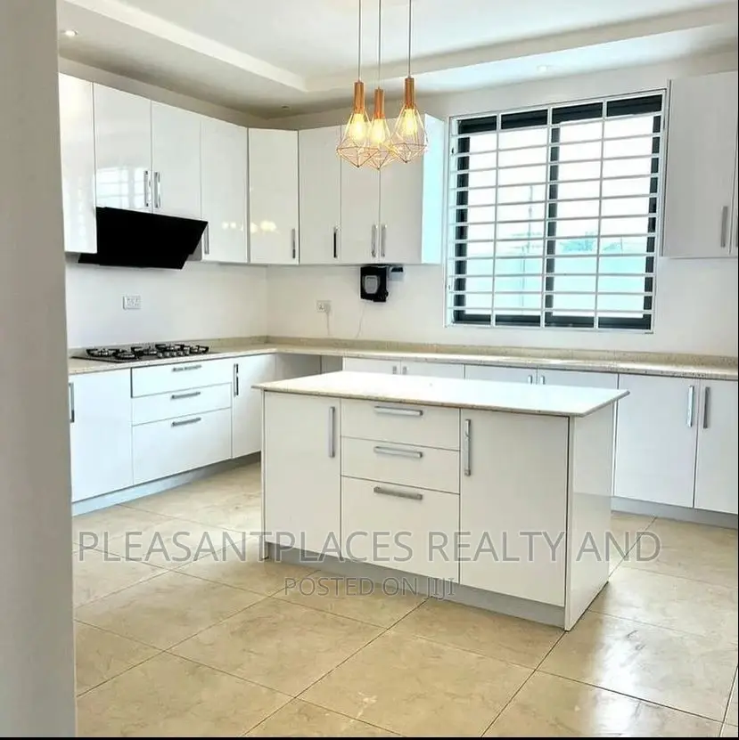 4bdrm Duplex in Pleasantplaces, East Legon for sale in East Legon