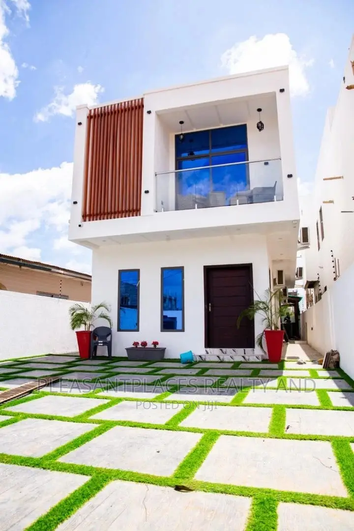 4bdrm Duplex in Pleasantplaces, East Legon for sale in East Legon