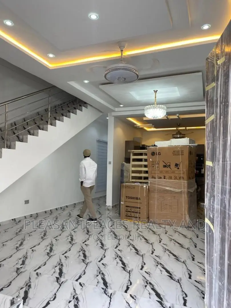 4bdrm Duplex in Pleasantplaces, East Legon for sale in East Legon