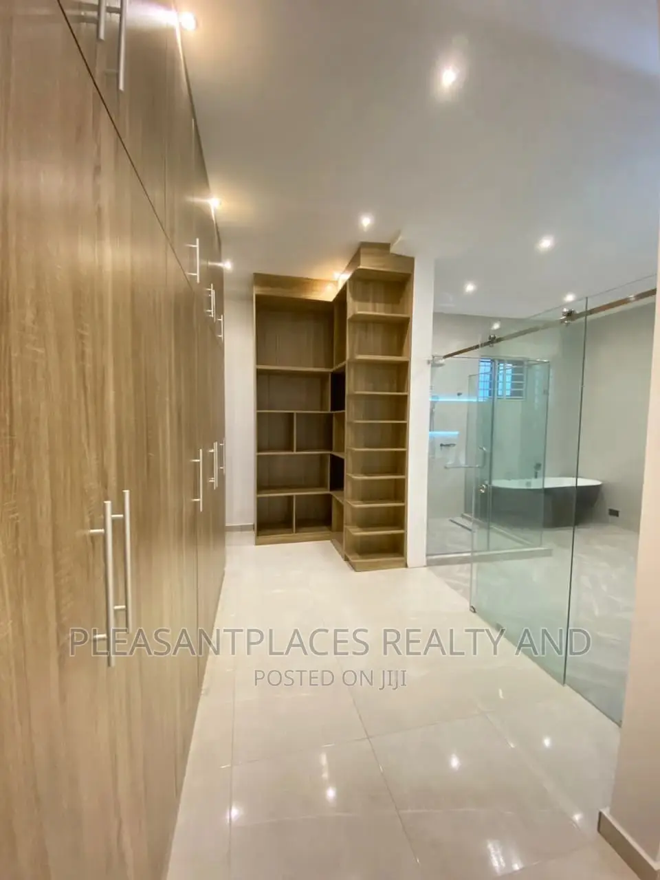 4bdrm Duplex in Pleasantplaces, East Legon for sale in East Legon