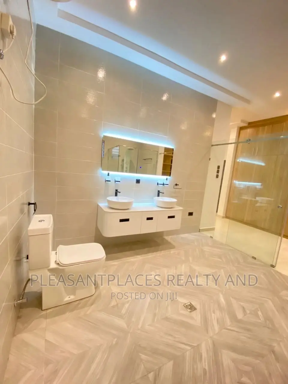 4bdrm Duplex in Pleasantplaces, East Legon for sale in East Legon