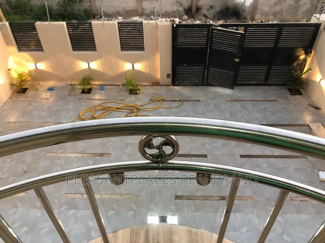 4bdrm Duplex in Pleasantplaces, Oyarifa for sale in Oyarifa