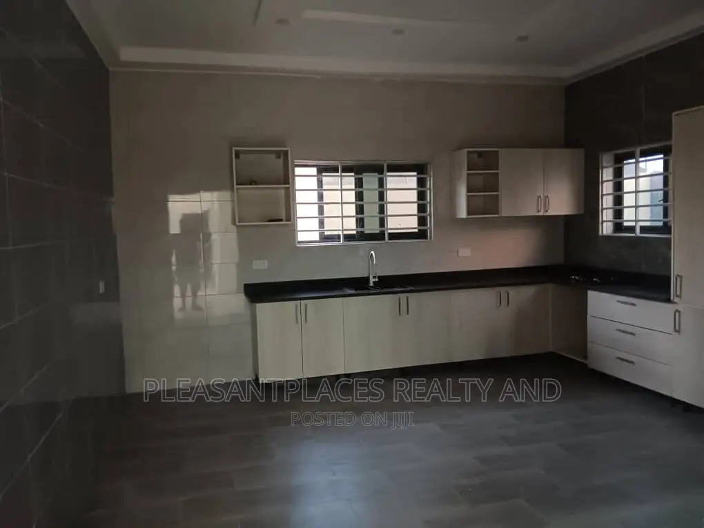 4bdrm Duplex in Pleasantplaces, East Legon for sale in East Legon