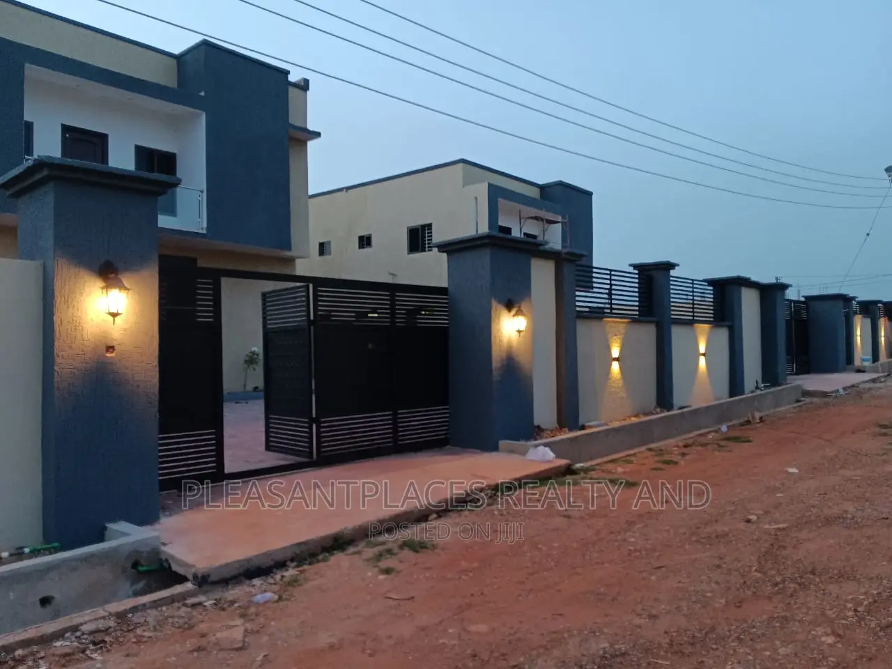 4bdrm Duplex in Pleasantplaces, East Legon for sale in East Legon