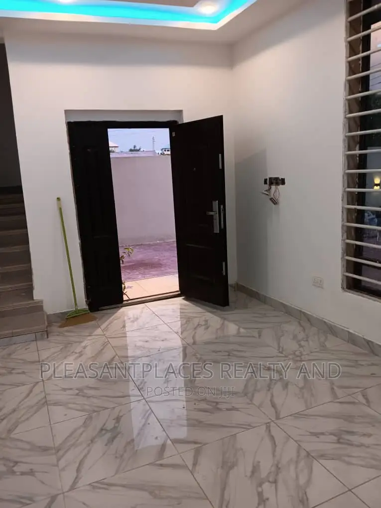 4bdrm Duplex in Pleasantplaces, East Legon for sale in East Legon