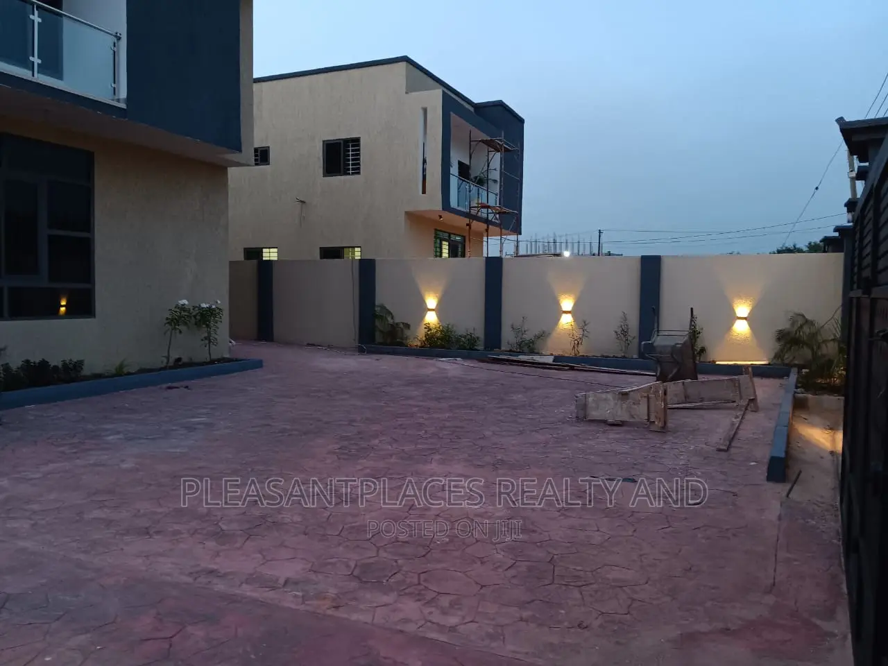 4bdrm Duplex in Pleasantplaces, East Legon for sale in East Legon