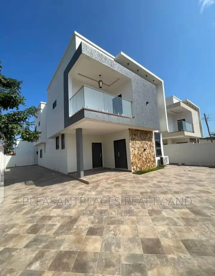 4bdrm Duplex in Pleasantplaces, Spintex for sale in Spintex