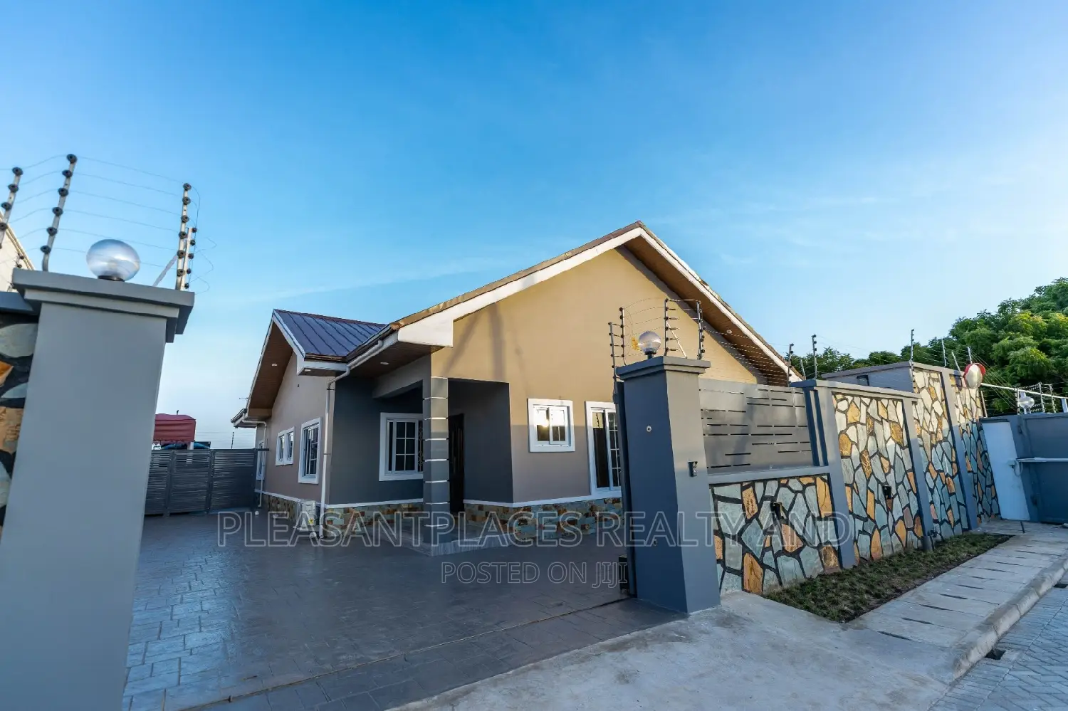 3bdrm House in Pleasantplaces, Spintex for sale in Spintex