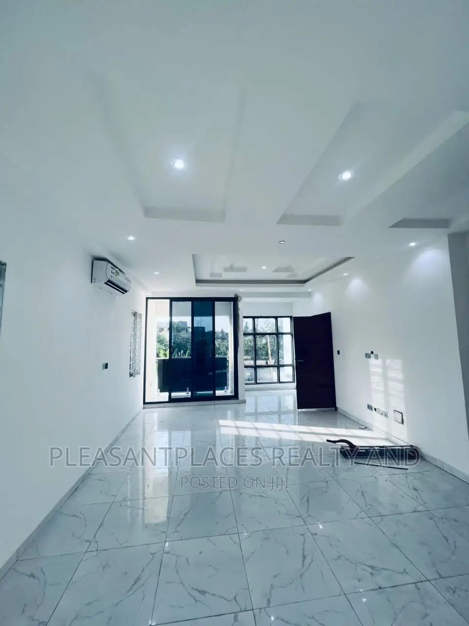 4bdrm Duplex in Pleasantplaces, School Junction for sale in School Junction