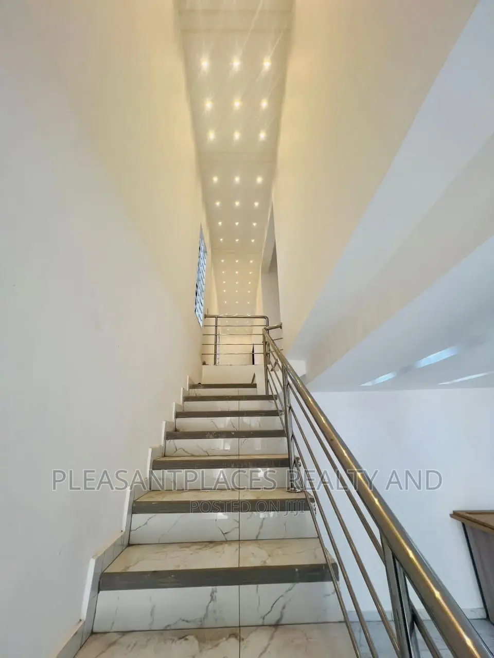 4bdrm Duplex in Pleasantplaces, School Junction for sale in School Junction