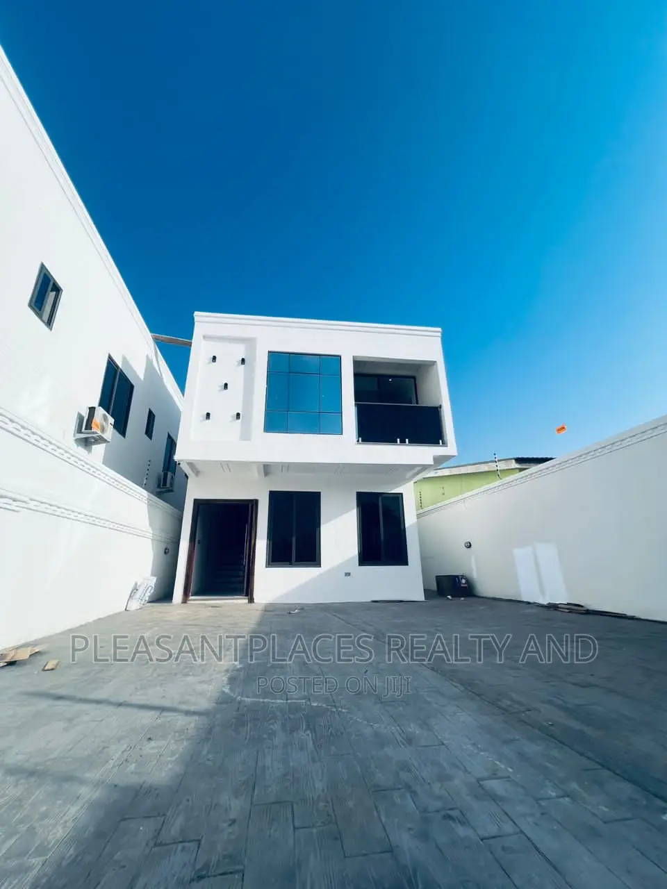 4bdrm Duplex in Pleasantplaces, School Junction for sale in School Junction