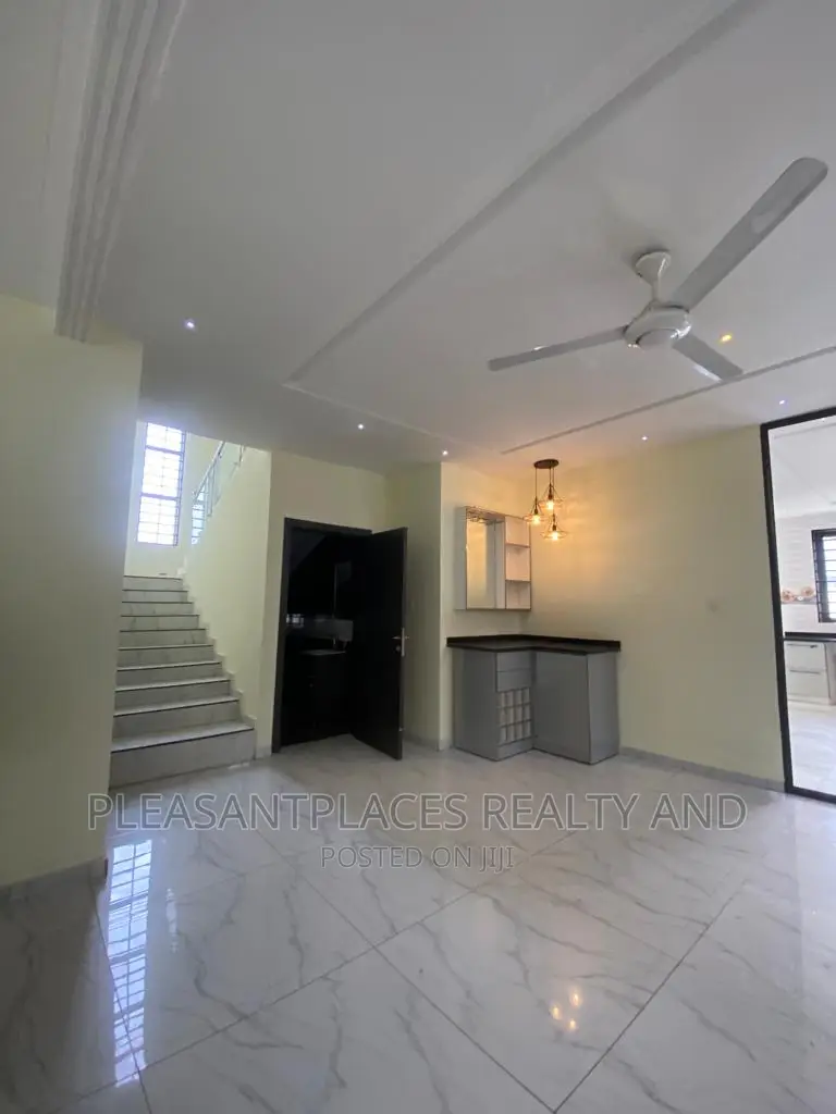 4bdrm Duplex in Pleasantplaces, East Legon for rent in East Legon