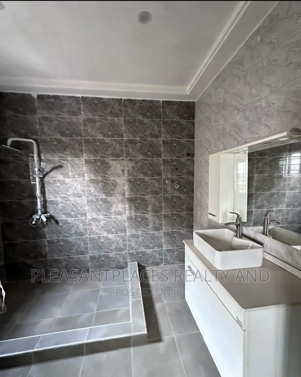 4bdrm Duplex in Pleasantplaces, East Legon for rent in East Legon