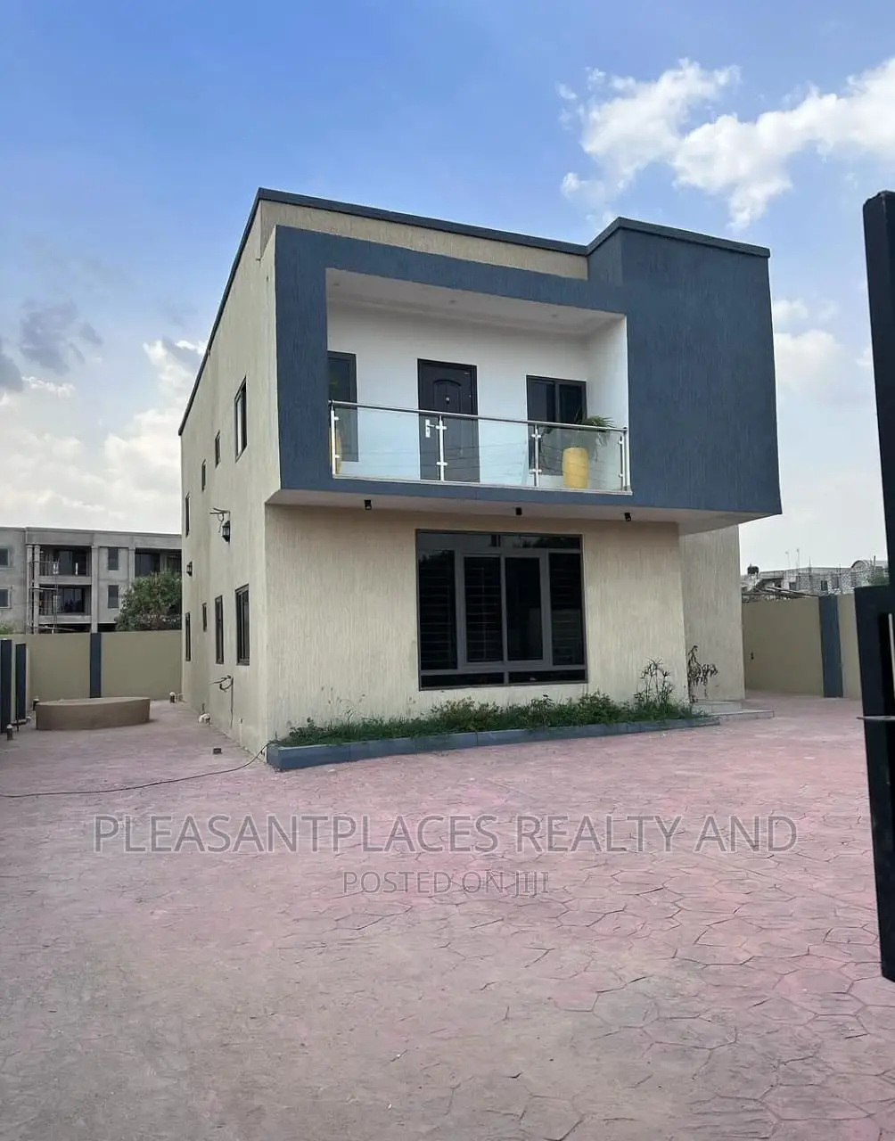 4bdrm Duplex in Pleasantplaces, East Legon for rent in East Legon