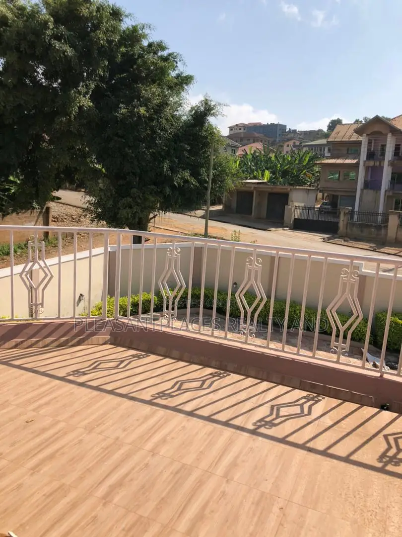 5bdrm Duplex in Pleasantplaces, Ashomang Estate for rent in Ashomang Estate
