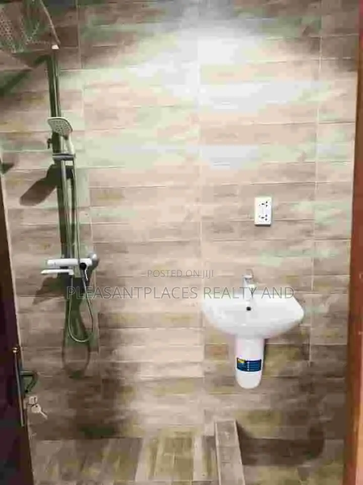 2bdrm Duplex in Pleasantplaces, Madina for rent in Madina