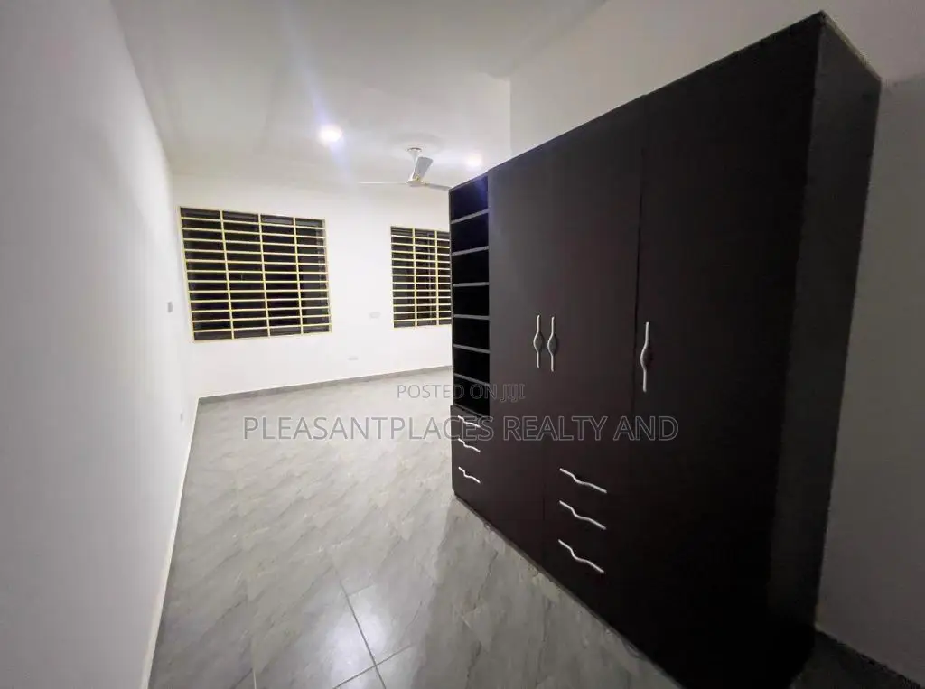 4bdrm Duplex in Pleasantplaces, Oyarifa for rent in Oyarifa