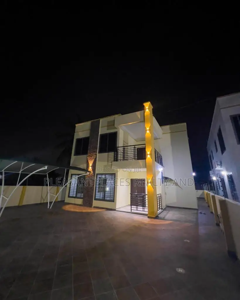 4bdrm Duplex in Pleasantplaces, Oyarifa for rent in Oyarifa
