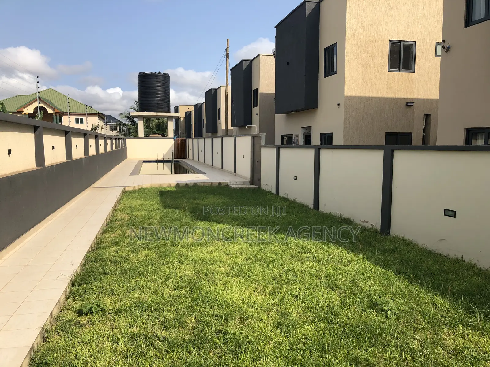 4bdrm Duplex in Oyarifa Road, Accra Metropolitan for sale in Accra Metropolitan