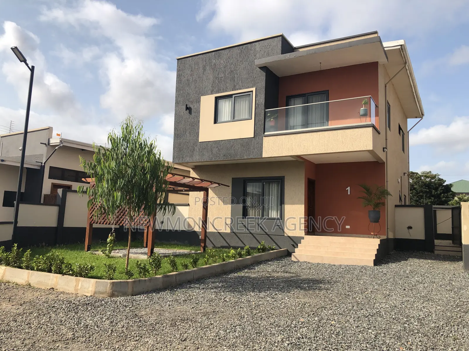 4bdrm Duplex in Oyarifa Road, Accra Metropolitan for sale in Accra Metropolitan