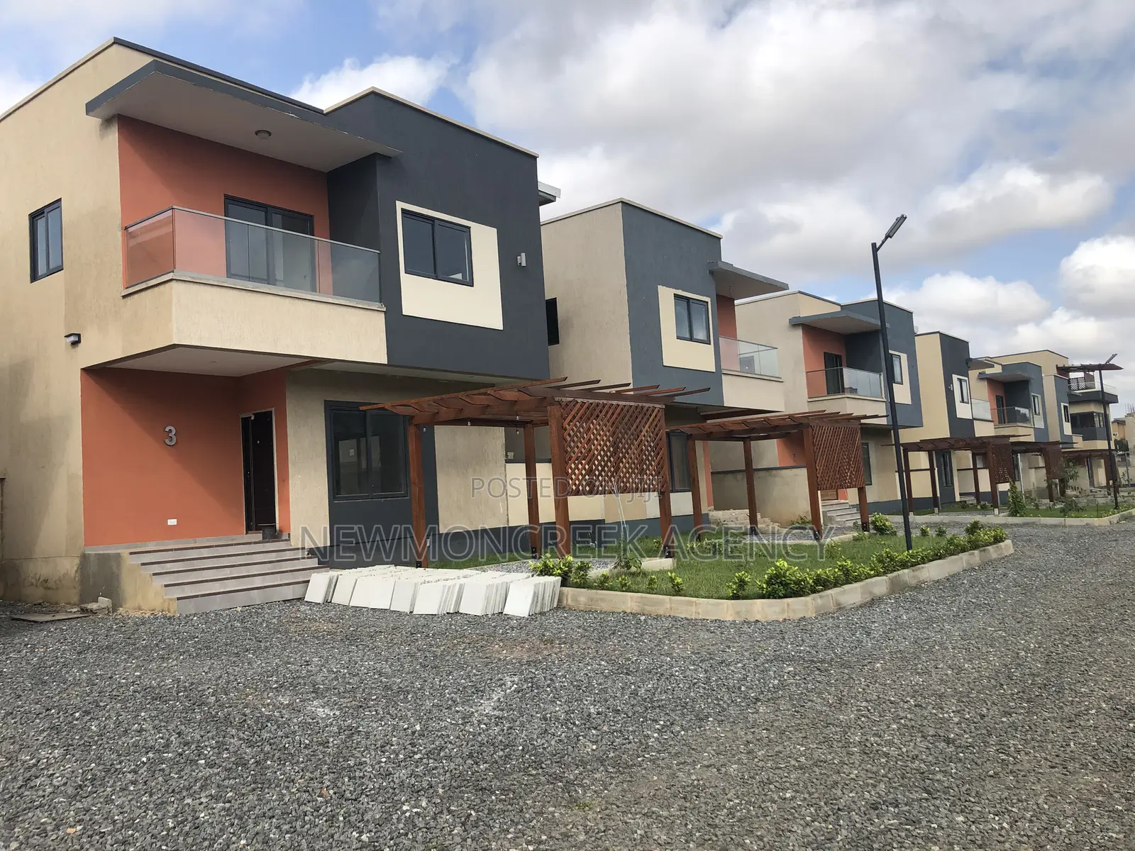 4bdrm Duplex in Oyarifa Road, Accra Metropolitan for sale in Accra Metropolitan