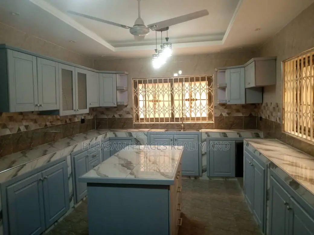 7bdrm Duplex in Pleasantplaces, Achimota for rent in Achimota