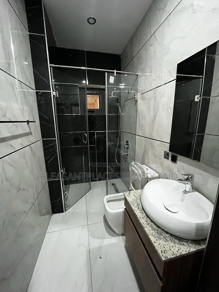 5bdrm Mansion in Pleasantplaces, East Legon for sale in East Legon