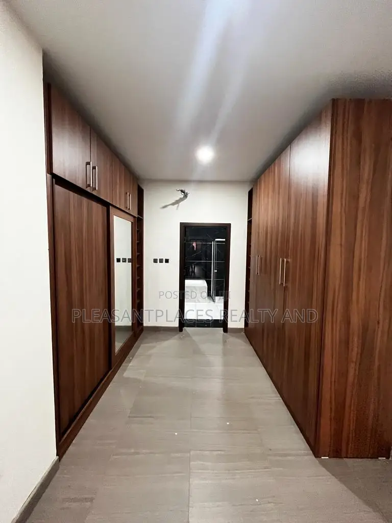 5bdrm Mansion in Pleasantplaces, East Legon for sale in East Legon