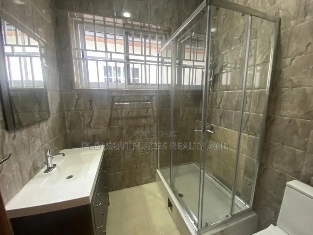 4bdrm Duplex in Pleasantplaces, East Legon for rent in East Legon