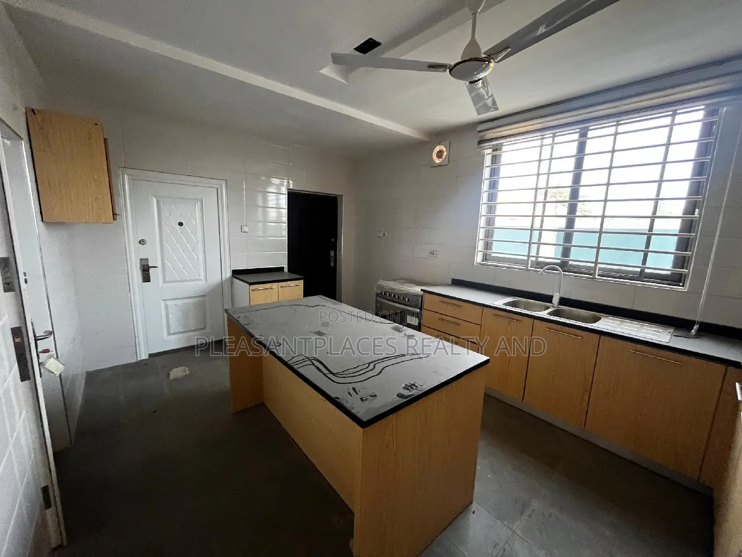 4bdrm Duplex in Pleasantplaces, Adjiriganor for sale in Adjiriganor
