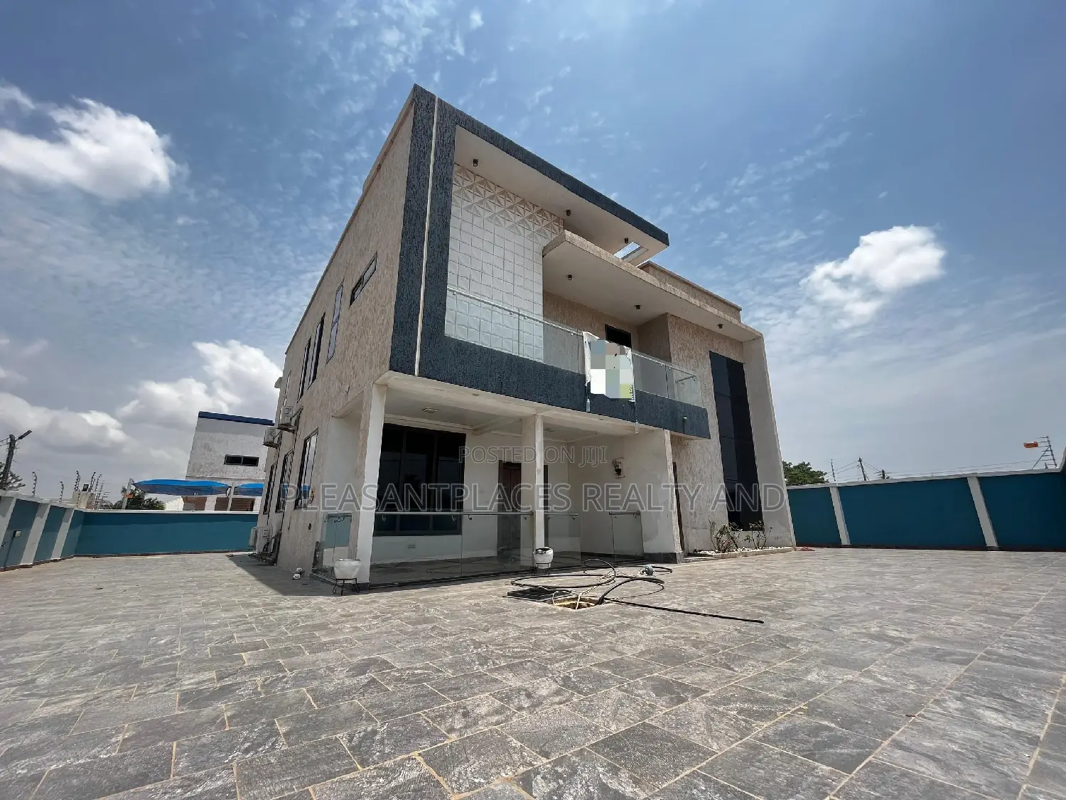 4bdrm Duplex in Pleasantplaces, Adjiriganor for sale in Adjiriganor