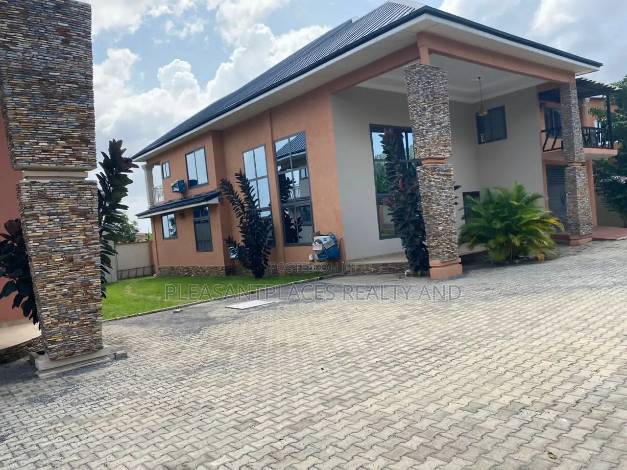 4bdrm Duplex in Pleasantplaces, Accra Metropolitan for sale in Accra Metropolitan