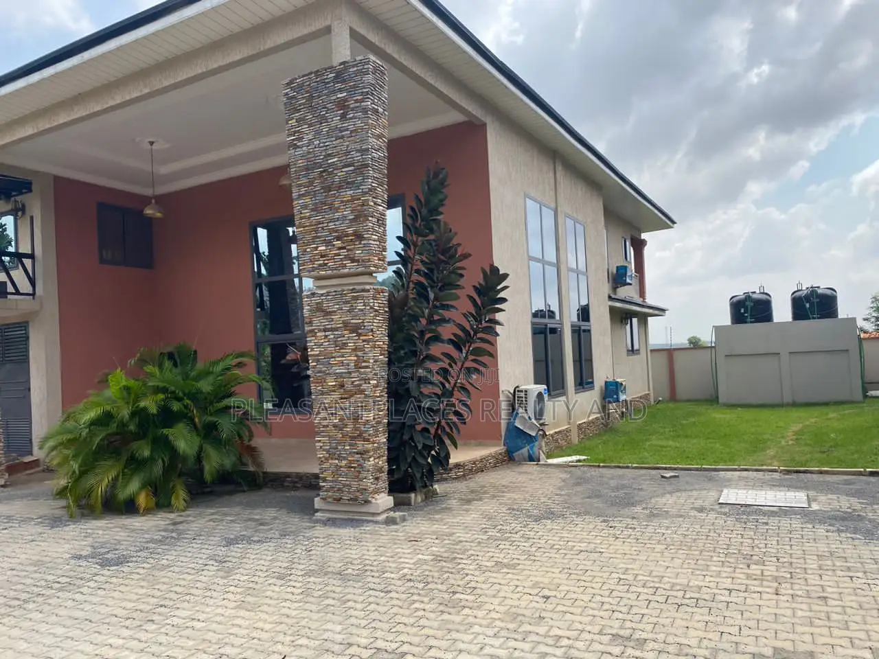 4bdrm Duplex in Pleasantplaces, Accra Metropolitan for sale in Accra Metropolitan