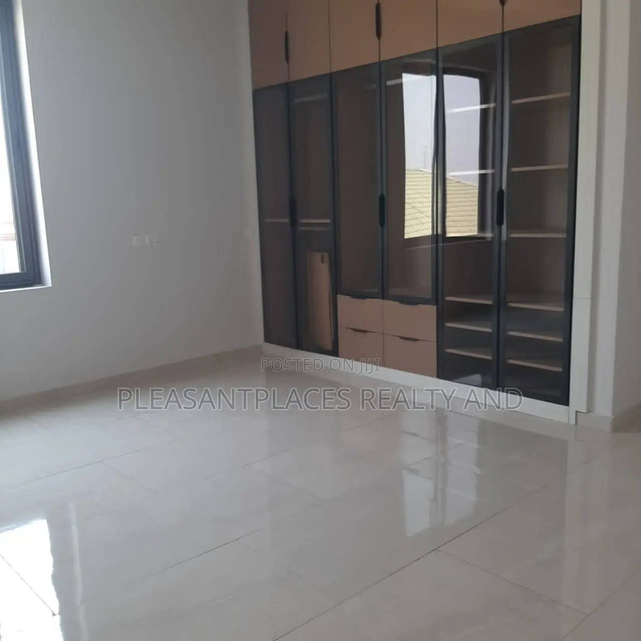 4bdrm Duplex in Pleasantplaces, East Legon for sale in East Legon