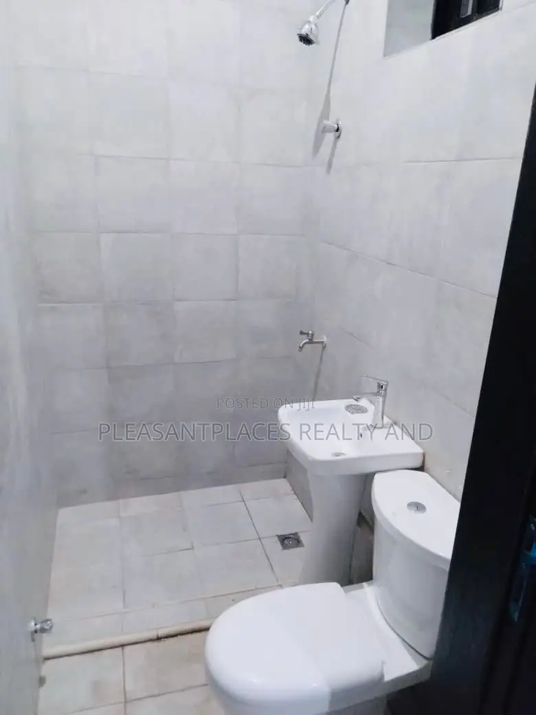 4bdrm Duplex in Pleasantplaces, East Legon for rent in East Legon