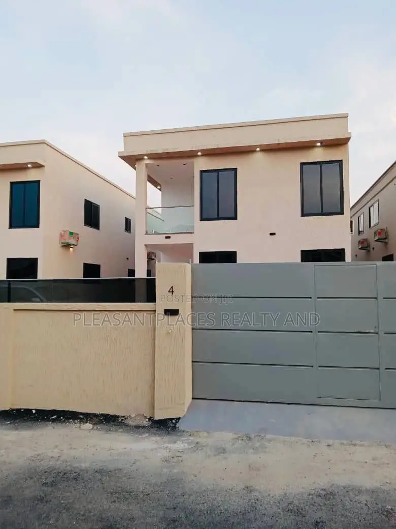 4bdrm Duplex in Pleasantplaces, East Legon for rent in East Legon