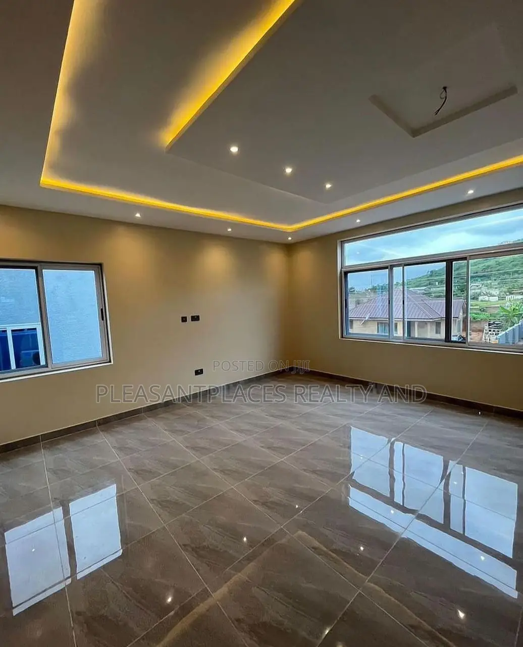4bdrm Duplex in Pleasantplaces, Oyarifa for rent in Oyarifa