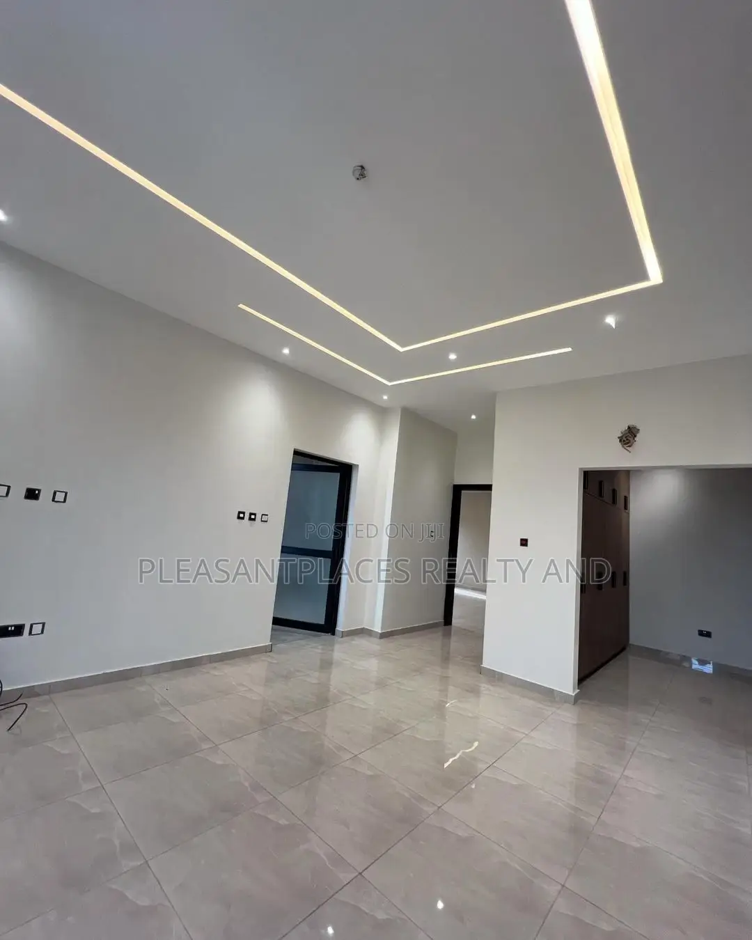 4bdrm Duplex in Pleasantplaces, Lake Side Estate for sale in Lake Side Estate