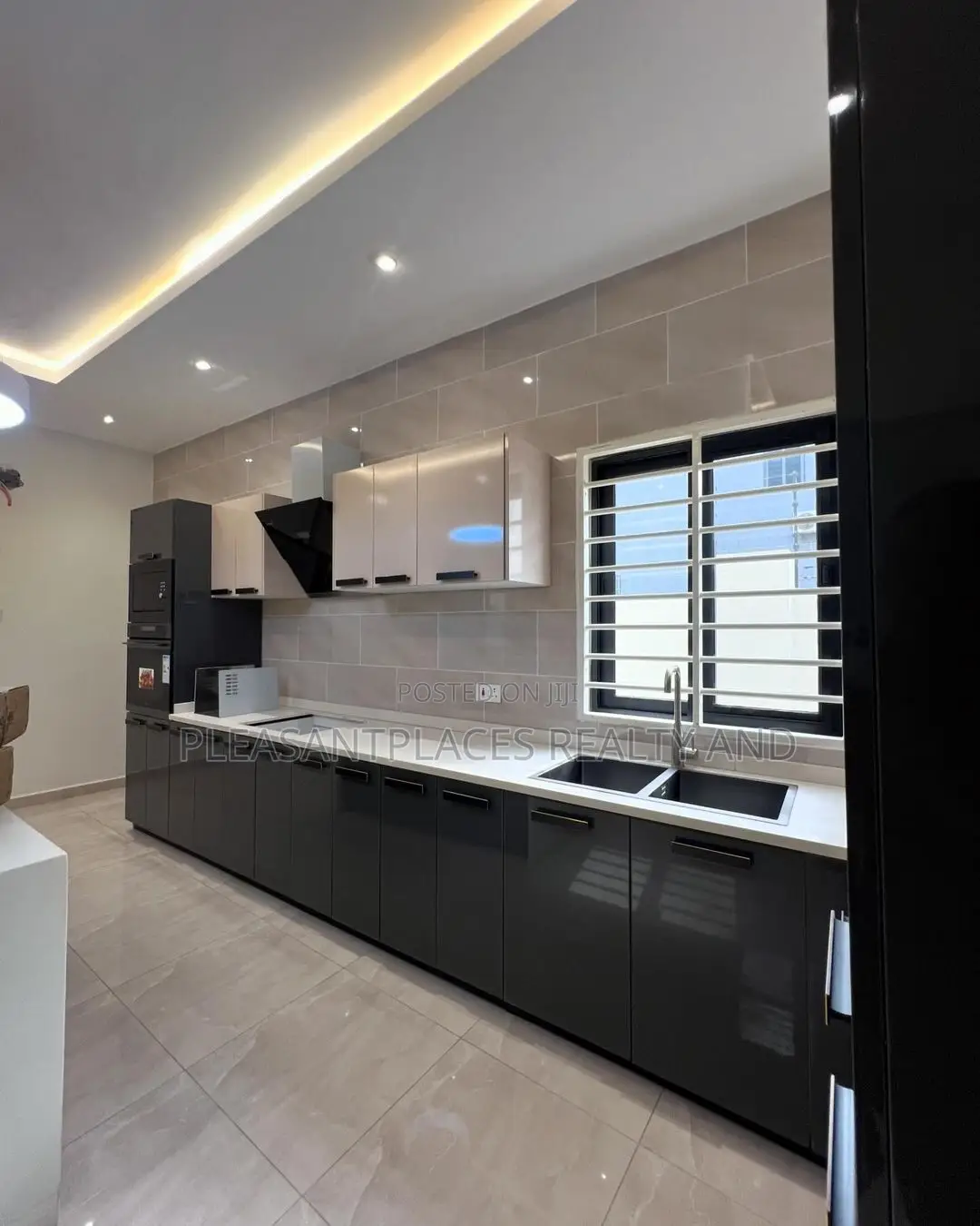 4bdrm Duplex in Pleasantplaces, Lake Side Estate for sale in Lake Side Estate