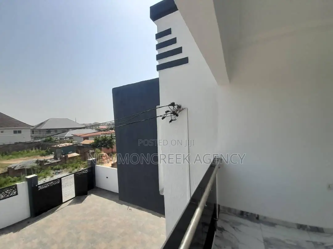 5bdrm Duplex in Lakeside Estates, Accra Metropolitan for sale in Accra Metropolitan