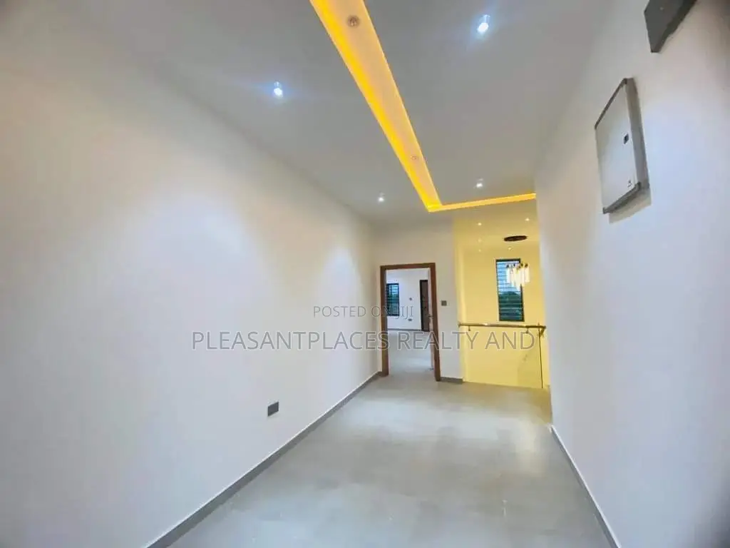 4bdrm Duplex in Pleasantplaces, Adenta for sale in Adenta