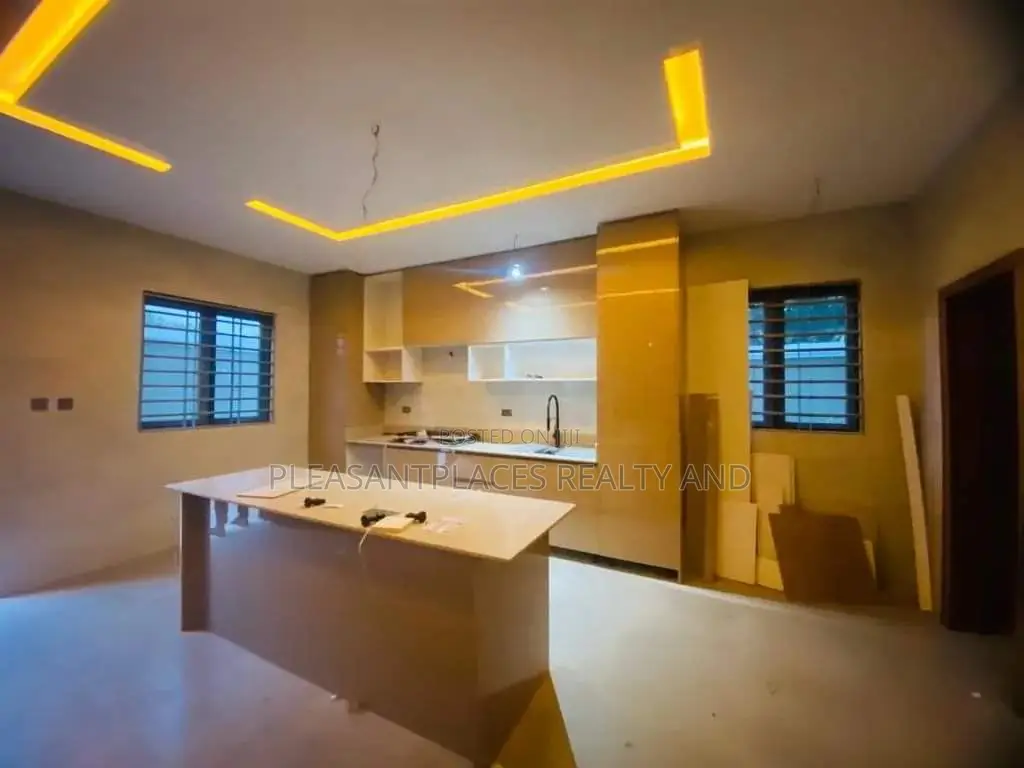 4bdrm Duplex in Pleasantplaces, Adenta for sale in Adenta