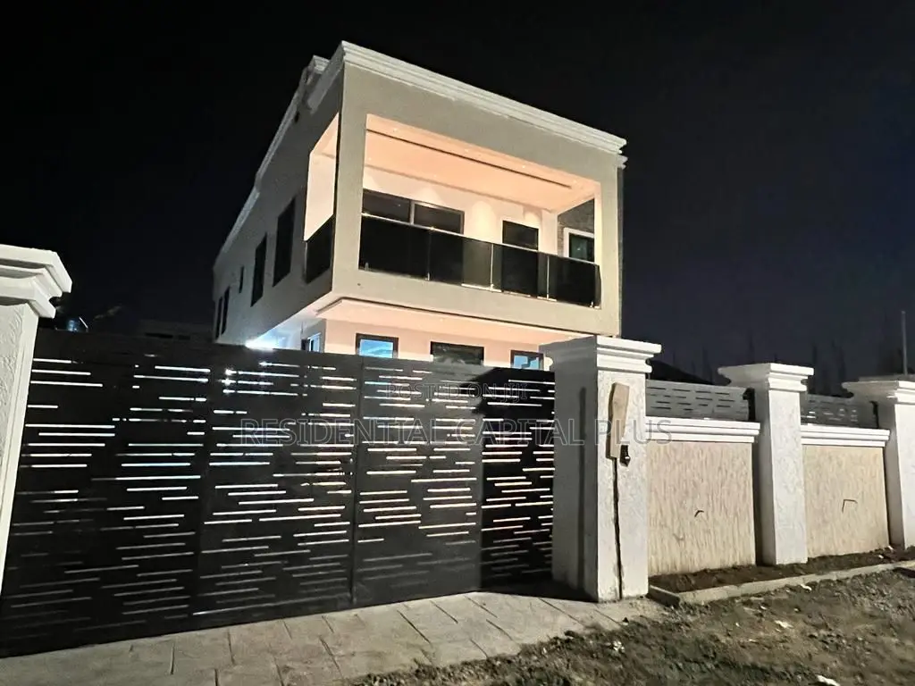 4bdrm Duplex in Spintex for sale in Spintex