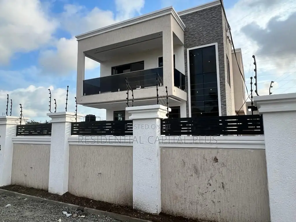 4bdrm Duplex in Spintex for sale in Spintex