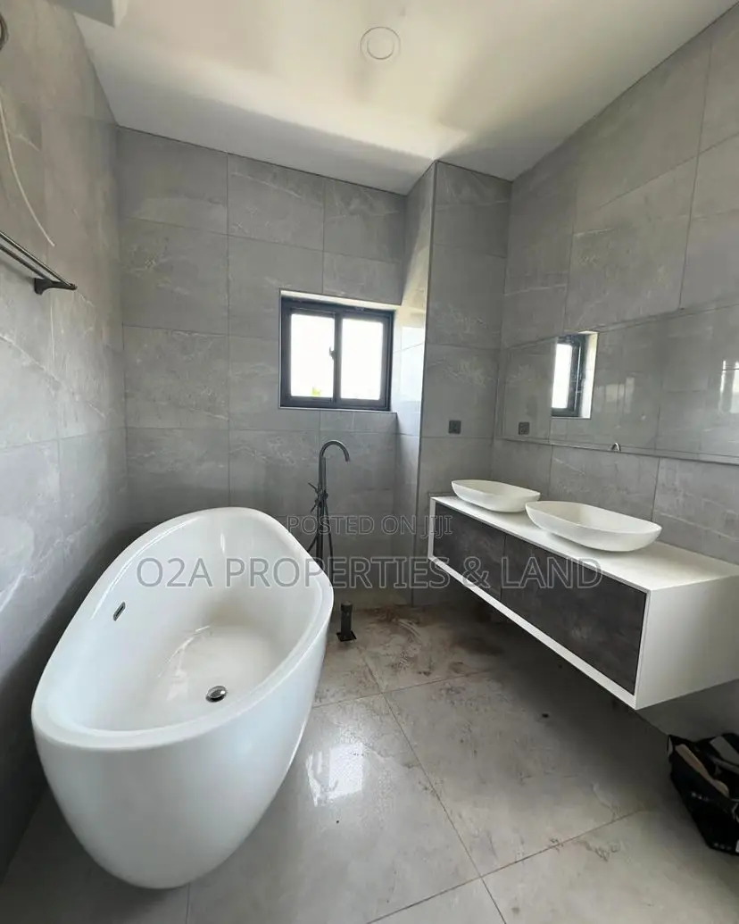 5bdrm House in Tse Addo, Trade Fair for sale in Trade Fair