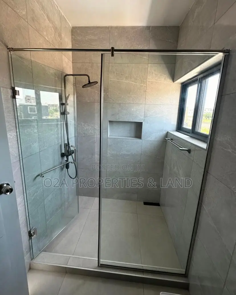 5bdrm House in Tse Addo, Trade Fair for sale in Trade Fair