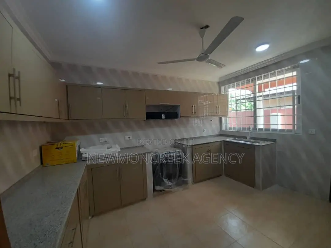 4bdrm Duplex in Abokobi Junction, Accra Metropolitan for sale in Accra Metropolitan